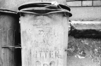 Image of sheet 19910470 photo 2: Ein Abfallkübel für Schweinefutter, 1991 Dresden.