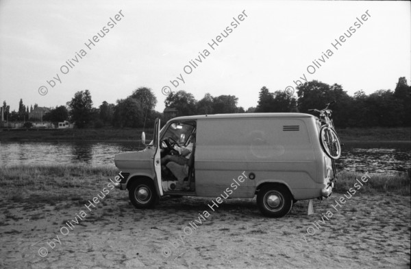 Image of sheet 19910470 photo 6: Ein Abfallkübel für Schweinefutter. Jemand macht eine öffentliche Anonce. Ein Dampfer kreuzt auf der Elbe. Portrait Dorothea Hunziker und Christine Müller. Im Zimmer bei Holger Stark.Ein Denkmal für Kästner. Auf der Elbe. Typische Szene in Dresden mit Trabant. Werbung für den Islam. Tanja Zimmermann liegt im Gras, nackt. Lesung von Dorothea Hunziker und Vesta Heyn im Dresdener Frauenzentrum. 1991 Dresden Germany Deutschland Ehemalige DDR former GDR