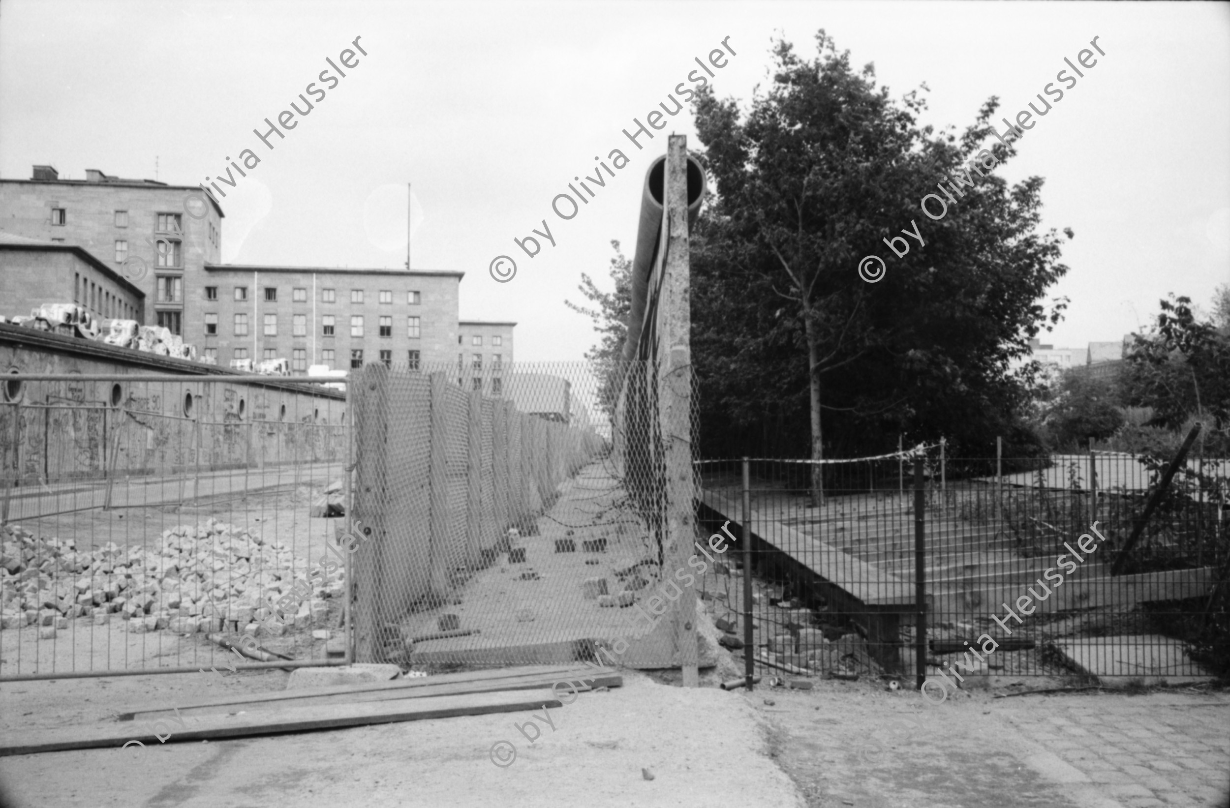 Image of sheet 19910480 photo 27: Im ehemaligen Reichsluftfahrt Ministerium  von Göhring und Haus der Ministerien DDR, dann Treuhandgesellschaft und heute Bundesfinanzamt (gebaut von Ernst Sagebiel), Eingang Wilhelmstrasse Mural Nie wieder Deutschland Kein 4. Reich Halle Ausstellung Topographie des Terrors Der Krieg gegen die Sovietunion. Portrait Galerie von Ermordeten. Philip Morris Sonnenschirm Martin Gropius Bau
Günter Grass deutet in seinem neuen Buch 9.95, ' ein weites Feld '. an: Dass die Treuhandanstalt , die 'Drecksarbeit' für die Bundesregierung verrichtet habe. Grass sagt hinsichtlich dem Tod vom ehemaligen Präsidenten der Treuhandanstalt, Rohwedder: ' Wer ein solch menschenverachtendes Instrument wie die Treuhand ins Leben ruft, muss sich nicht wundern, wenn darauf terroristisch reagiert wird. ' Dazu Birgit Breuel: Dies sei Geschichtsklitterung und Einfältigkeit.
Berlin 1991 Deutschland Wiedervereinigung
The Ministry of Aviation (German: Reichsluftfahrtministerium), abbreviated RLM, was a government department during the period of Nazi Germany (1933–45). It is also the original name of the Detlev-Rohwedder-Haus building on the Wilhelmstraße in central Berlin, Germany, which today houses the German Finance Ministry (Bundesministerium der Finanzen).

The Ministry was in charge of development and production of aircraft, primarily for the German Air Force (the Luftwaffe), but also for commercial applications. As was characteristic of government departments in the Nazi era, the Ministry was personality-driven and formal procedures were often ignored in favor of the whims of the Minister, Reichsmarschall Hermann Göring. As a result, early successes in aircraft development progressed only slowly and erratically during World War II.