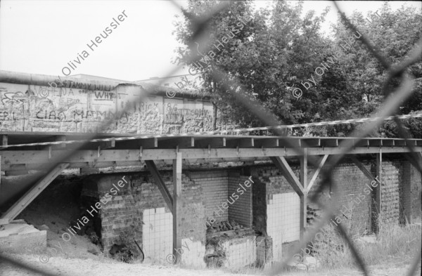 Image of sheet 19910480 photo 28: Im ehemaligen Reichsluftfahrt Ministerium  von Göhring und Haus der Ministerien DDR, dann Treuhandgesellschaft und heute Bundesfinanzamt (gebaut von Ernst Sagebiel), Eingang Wilhelmstrasse Mural Nie wieder Deutschland Kein 4. Reich Halle Ausstellung Topographie des Terrors Der Krieg gegen die Sovietunion. Portrait Galerie von Ermordeten. Philip Morris Sonnenschirm Martin Gropius Bau
Günter Grass deutet in seinem neuen Buch 9.95, ' ein weites Feld '. an: Dass die Treuhandanstalt , die 'Drecksarbeit' für die Bundesregierung verrichtet habe. Grass sagt hinsichtlich dem Tod vom ehemaligen Präsidenten der Treuhandanstalt, Rohwedder: ' Wer ein solch menschenverachtendes Instrument wie die Treuhand ins Leben ruft, muss sich nicht wundern, wenn darauf terroristisch reagiert wird. ' Dazu Birgit Breuel: Dies sei Geschichtsklitterung und Einfältigkeit.
Berlin 1991 Deutschland Wiedervereinigung
The Ministry of Aviation (German: Reichsluftfahrtministerium), abbreviated RLM, was a government department during the period of Nazi Germany (1933–45). It is also the original name of the Detlev-Rohwedder-Haus building on the Wilhelmstraße in central Berlin, Germany, which today houses the German Finance Ministry (Bundesministerium der Finanzen).

The Ministry was in charge of development and production of aircraft, primarily for the German Air Force (the Luftwaffe), but also for commercial applications. As was characteristic of government departments in the Nazi era, the Ministry was personality-driven and formal procedures were often ignored in favor of the whims of the Minister, Reichsmarschall Hermann Göring. As a result, early successes in aircraft development progressed only slowly and erratically during World War II.