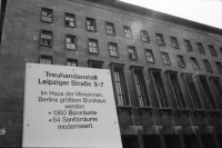Image of sheet 19910480 photo 5: Im ehemaligen Reichsluftfahrt Ministerium  von Göhring und Haus der Ministerien DDR, dann Treuhandgesellschaft und heute Bundesfinanzamt (gebaut von Ernst Sagebiel), Eingang Wilhelmstrasse Mural Nie wieder Deutschland Kein 4. Reich Halle Ausstellung Topographie des Terrors Der Krieg gegen die Sovietunion. Portrait Galerie von Ermordeten. Philip Morris Sonnenschirm Martin Gropius Bau
Günter Grass deutet in seinem neuen Buch 9.95, ' ein weites Feld '. an: Dass die Treuhandanstalt , die 'Drecksarbeit' für die Bundesregierung verrichtet habe. Grass sagt hinsichtlich dem Tod vom ehemaligen Präsidenten der Treuhandanstalt, Rohwedder: ' Wer ein solch menschenverachtendes Instrument wie die Treuhand ins Leben ruft, muss sich nicht wundern, wenn darauf terroristisch reagiert wird. ' Dazu Birgit Breuel: Dies sei Geschichtsklitterung und Einfältigkeit.
Berlin 1991 Deutschland Wiedervereinigung
The Ministry of Aviation (German: Reichsluftfahrtministerium), abbreviated RLM, was a government department during the period of Nazi Germany (1933–45). It is also the original name of the Detlev-Rohwedder-Haus building on the Wilhelmstraße in central Berlin, Germany, which today houses the German Finance Ministry (Bundesministerium der Finanzen).

The Ministry was in charge of development and production of aircraft, primarily for the German Air Force (the Luftwaffe), but also for commercial applications. As was characteristic of government departments in the Nazi era, the Ministry was personality-driven and formal procedures were often ignored in favor of the whims of the Minister, Reichsmarschall Hermann Göring. As a result, early successes in aircraft development progressed only slowly and erratically during World War II.