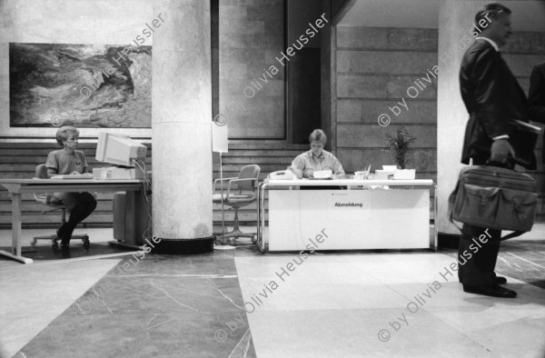 Image of sheet 19910481 photo 12: frtsg. 910480 Das Reichsluftfahrtministerium (RLM) an der Wilhelmstrasse /Leipzigerstrasse 5-7 war ein Ministerium in der Zeit des Dritten Reichs. Für dieses Ministerium wurde 1935 ein monumentales Bürogebäude in Berlin errichtet, das seit 1992 Detlev-Rohwedder-Haus heißt und heute Sitz des Bundesministeriums der Finanzen ist. (ehem.)Treuhandgesellschaft. Eingang Reception
(gebaut von Ernst Sagebiel)