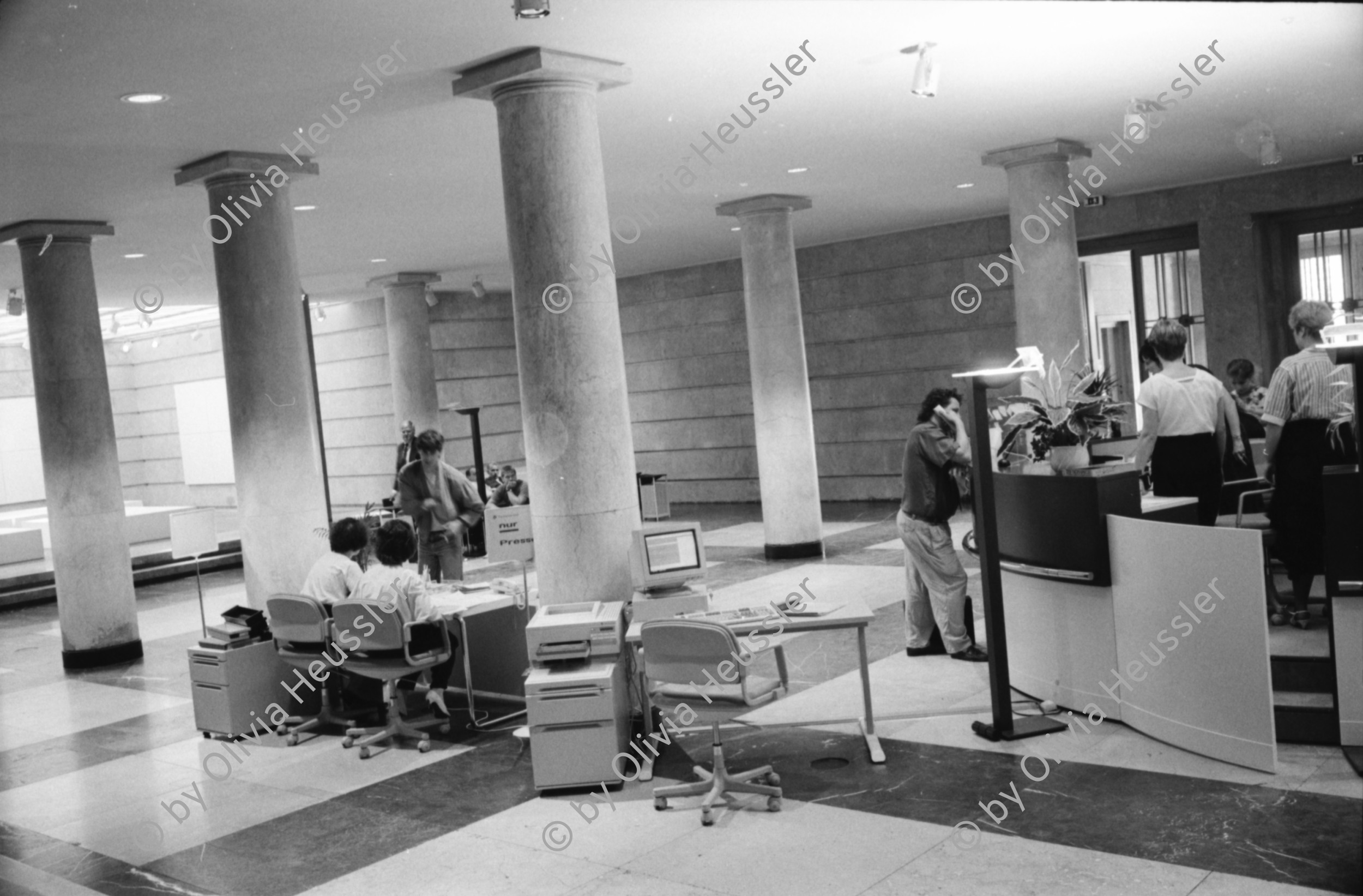 Image of sheet 19910500 photo 16: frtsg. 910490
Das Reichsluftfahrtministerium (RLM) war ein Ministerium in der Zeit des Dritten Reichs. Für dieses Ministerium wurde 1935 ein monumentales Bürogebäude in Berlin errichtet, das seit 1992 Detlev-Rohwedder-Haus heißt und heute Sitz des Bundesministeriums der Finanzen ist. 

The Ministry of Aviation (German: Reichsluftfahrtministerium, RLM) was a government department during the period of Nazi Germany (1933–45). It is also the original name of a building in Wilhelmstraße in central Berlin, the capital of Germany, which now houses the Bundesministerium der Finanzen (German Finance Ministry). 
Haus der Ministerien DDR Gündung. Treuhandanstalt. Eingang Bild Lohn der Arbeit