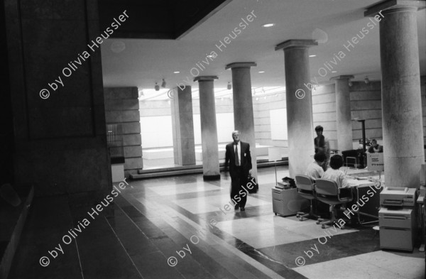 Image of sheet 19910500 photo 17: frtsg. 910490
Das Reichsluftfahrtministerium (RLM) war ein Ministerium in der Zeit des Dritten Reichs. Für dieses Ministerium wurde 1935 ein monumentales Bürogebäude in Berlin errichtet, das seit 1992 Detlev-Rohwedder-Haus heißt und heute Sitz des Bundesministeriums der Finanzen ist. 

The Ministry of Aviation (German: Reichsluftfahrtministerium, RLM) was a government department during the period of Nazi Germany (1933–45). It is also the original name of a building in Wilhelmstraße in central Berlin, the capital of Germany, which now houses the Bundesministerium der Finanzen (German Finance Ministry). 
Haus der Ministerien DDR Gündung. Treuhandanstalt. Eingang Bild Lohn der Arbeit