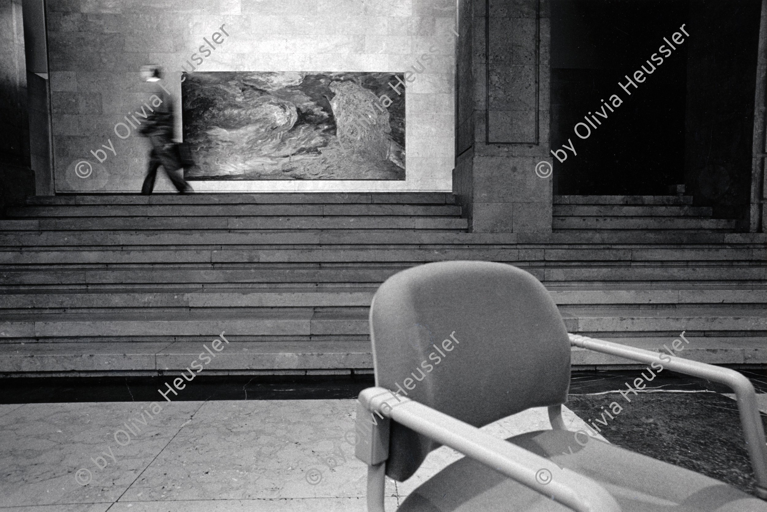 Image of sheet 19910500 photo 7: Das ehemalige Reichsluftfahrtministerium (RLM) war ein Ministerium in der Zeit des Dritten Reichs, heute Bundesfinanzamt, Berlin 1991.

Für dieses Ministerium wurde 1935 ein monumentales Bürogebäude in Berlin errichtet, das seit 1992 Detlev-Rohwedder-Haus heißt und heute Sitz des Bundesministeriums der Finanzen ist. 

The Ministry of Aviation (German: Reichsluftfahrtministerium, RLM) was a government department during the period of Nazi Germany (1933–45). It is also the original name of a building in Wilhelmstraße in central Berlin, the capital of Germany, which now houses the Bundesministerium der Finanzen (German Finance Ministry). 
Haus der Ministerien DDR Gündung. Treuhandanstalt. Eingang Bild Lohn der Arbeit wages of labor √