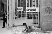 Image of sheet 19910520 photo 8: Am Eingang zur Treuhandanstalt (heute Bundesfinanzamt) pflästert ein türkischer Fremdarbeiter mit Pflastersteinen den Gehsteig, Berlin 1991.
Das Reichsluftfahrtministerium (RLM) war ein Ministerium in der Zeit des Dritten Reichs. Für dieses Ministerium wurde 1935 ein monumentales Bürogebäude in Berlin errichtet, das seit 1992 Detlev-Rohwedder-Haus heißt und heute Sitz des Bundesministeriums der Finanzen ist.

The Ministry of Aviation (German: Reichsluftfahrtministerium, RLM) was a government department during the period of Nazi Germany (1933–45). It is also the original name of a building in Wilhelmstraße in central Berlin, the capital of Germany, which now houses the Bundesministerium der Finanzen (German Finance Ministry).
Haus der Ministerien DDR Gündung. Treuhandanstalt.