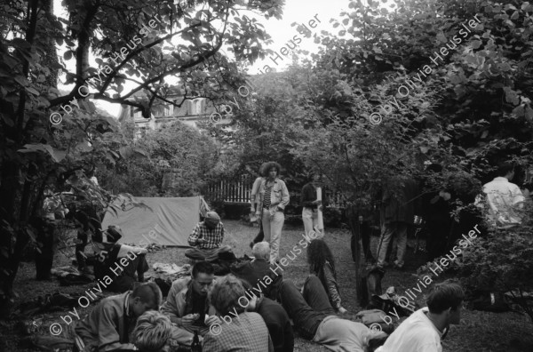 Image of sheet 19910530 photo 0: Der Garten der Österreichischen Botschaft wird vorübergehend von einigen jungen Menschen aus der ganzen Schweiz besetzt. Es heisst der 1. Aug. 1991 am 700 Geburtstag der Schweiz wollen wir nicht in der Schweiz sein. Im Garten werden Zelte aufgeschlagen, Bier getrunken und Musik gespielt. Zur Tarnung werden Kondome über die Köpfe gezogen. Am Abend wird der Garten friedlich verlassen. Bern 1991
Philipp Anz Thomas Hämmerli Fredi Meier