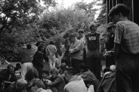 Image of sheet 19910530 photo 12: Der Garten der Österreichischen Botschaft wird vorübergehend von einigen jungen Menschen aus der ganzen Schweiz besetzt. Es heisst der 1. Aug. 1991 am 700 Geburtstag der Schweiz wollen wir nicht in der Schweiz sein. Im Garten werden Zelte aufgeschlagen, Bier getrunken und Musik gespielt. Zur Tarnung werden Kondome über die Köpfe gezogen. Am Abend wird der Garten friedlich verlassen. Bern 1991
Philipp Anz Thomas Hämmerli Fredi Meier