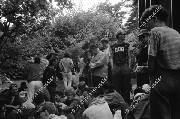 Image of sheet 19910530 photo 12: Der Garten der Österreichischen Botschaft wird vorübergehend von einigen jungen Menschen aus der ganzen Schweiz besetzt. Es heisst der 1. Aug. 1991 am 700 Geburtstag der Schweiz wollen wir nicht in der Schweiz sein. Im Garten werden Zelte aufgeschlagen, Bier getrunken und Musik gespielt. Zur Tarnung werden Kondome über die Köpfe gezogen. Am Abend wird der Garten friedlich verlassen. Bern 1991
Philipp Anz Thomas Hämmerli Fredi Meier