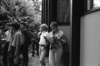 Image of sheet 19910530 photo 13: Der Garten der Österreichischen Botschaft wird vorübergehend von einigen jungen Menschen aus der ganzen Schweiz besetzt. Es heisst der 1. Aug. 1991 am 700 Geburtstag der Schweiz wollen wir nicht in der Schweiz sein. Im Garten werden Zelte aufgeschlagen, Bier getrunken und Musik gespielt. Zur Tarnung werden Kondome über die Köpfe gezogen. Am Abend wird der Garten friedlich verlassen. Bern 1991
Philipp Anz Thomas Hämmerli Fredi Meier