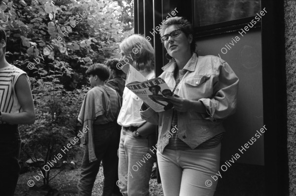 Image of sheet 19910530 photo 14: Der Garten der Österreichischen Botschaft wird vorübergehend von einigen jungen Menschen aus der ganzen Schweiz besetzt. Es heisst der 1. Aug. 1991 am 700 Geburtstag der Schweiz wollen wir nicht in der Schweiz sein. Im Garten werden Zelte aufgeschlagen, Bier getrunken und Musik gespielt. Zur Tarnung werden Kondome über die Köpfe gezogen. Am Abend wird der Garten friedlich verlassen. Bern 1991
Philipp Anz Thomas Hämmerli Fredi Meier