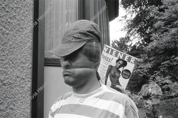 Image of sheet 19910530 photo 17: Der Garten der Österreichischen Botschaft wird vorübergehend von einigen jungen Menschen aus der ganzen Schweiz besetzt. Es heisst der 1. Aug. 1991 am 700 Geburtstag der Schweiz wollen wir nicht in der Schweiz sein.