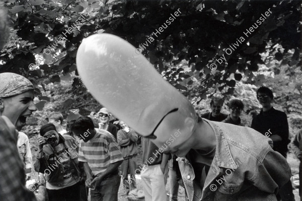 Image of sheet 19910530 photo 27: Der Garten der Österreichischen Botschaft wird vorübergehend von einigen jungen Menschen aus der ganzen Schweiz besetzt. Es heisst der 1. Aug. 1991 am 700 Geburtstag der Schweiz wollen wir nicht in der Schweiz sein. Im Garten werden Zelte aufgeschlagen, Bier getrunken und Musik gespielt. Zur Tarnung werden Kondome über die Köpfe gezogen. Am Abend wird der Garten friedlich verlassen