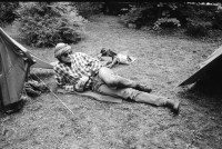 Image of sheet 19910530 photo 30: Der Garten der Österreichischen Botschaft wird vorübergehend von einigen jungen Menschen aus der ganzen Schweiz besetzt. Es heisst der 1. Aug. 1991 am 700 Geburtstag der Schweiz wollen wir nicht in der Schweiz sein. Im Garten werden Zelte aufgeschlagen, Bier getrunken und Musik gespielt. Zur Tarnung werden Kondome über die Köpfe gezogen. Am Abend wird der Garten friedlich verlassen. Bern 1991
Philipp Anz Thomas Hämmerli Fredi Meier