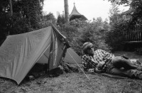 Image of sheet 19910530 photo 32: Der Garten der Österreichischen Botschaft wird vorübergehend von einigen jungen Menschen aus der ganzen Schweiz besetzt. Es heisst der 1. Aug. 1991 am 700 Geburtstag der Schweiz wollen wir nicht in der Schweiz sein. Im Garten werden Zelte aufgeschlagen, Bier getrunken und Musik gespielt. Zur Tarnung werden Kondome über die Köpfe gezogen. Am Abend wird der Garten friedlich verlassen. Bern 1991
Philipp Anz Thomas Hämmerli Fredi Meier