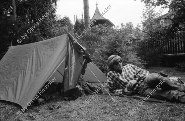 Image of sheet 19910530 photo 32: Der Garten der Österreichischen Botschaft wird vorübergehend von einigen jungen Menschen aus der ganzen Schweiz besetzt. Es heisst der 1. Aug. 1991 am 700 Geburtstag der Schweiz wollen wir nicht in der Schweiz sein. Im Garten werden Zelte aufgeschlagen, Bier getrunken und Musik gespielt. Zur Tarnung werden Kondome über die Köpfe gezogen. Am Abend wird der Garten friedlich verlassen. Bern 1991
Philipp Anz Thomas Hämmerli Fredi Meier