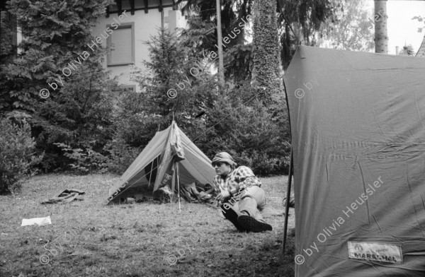 Image of sheet 19910530 photo 34: Der Garten der Österreichischen Botschaft wird vorübergehend von einigen jungen Menschen aus der ganzen Schweiz besetzt. Es heisst der 1. Aug. 1991 am 700 Geburtstag der Schweiz wollen wir nicht in der Schweiz sein. Im Garten werden Zelte aufgeschlagen, Bier getrunken und Musik gespielt. Zur Tarnung werden Kondome über die Köpfe gezogen. Am Abend wird der Garten friedlich verlassen. Bern 1991
Philipp Anz Thomas Hämmerli Fredi Meier