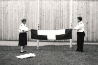 Image of sheet 19910540 photo 28: Die Schweizerfahne wird von  zwei Frauen in Uniform zusammengelegt. Bern 1. August 1991 (Nach 700 Jahrfeier) Nationaler Feiertag Fahne flagge 
Arranging the swiss flag by two women in uniforms. Berne, Switzerland, Swiss National Day, August 1st. 1991. Published by Libération, Paris.
(The 700 Jear Annyversary of Switzerland)