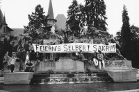 Image of sheet 19910540 photo 37: Gruppenbild zum Protest gegen die 700 Jahr Feier der Schweiz in Bern. Schweiz 1991
Feiern's selber! Sakra  Swiss Schweiz Switzerland Europe