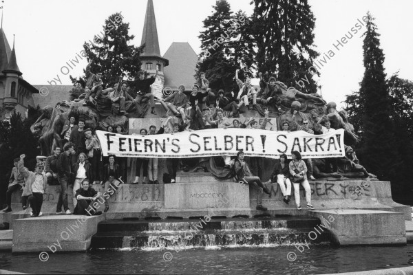 Image of sheet 19910540 photo 37: Gruppenbild zum Protest gegen die 700 Jahr Feier der Schweiz in Bern. Schweiz 1991
Feiern's selber! Sakra  Swiss Schweiz Switzerland Europe