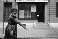 Image of sheet 19910550 photo 10: alter Brunnen Altstadt Bern. Leute sitzen in Biergarten. Italienische Pizzeria. Frau wird von Hund gezogen. Junger Punk sitzt auf Spielzeug. Mädchen vor Wandmalerei Graffiti Olivia. Kleiner portabler TV. Im Zug sitzt Franziska Oliver und Emanuel Tschumi. Olivia. Heussler 1991 Schweiz Bern