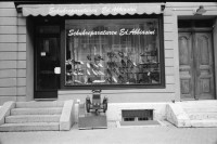 Image of sheet 19910550 photo 13: alter Brunnen Altstadt Bern. Leute sitzen in Biergarten. Italienische Pizzeria. Frau wird von Hund gezogen. Junger Punk sitzt auf Spielzeug. Mädchen vor Wandmalerei Graffiti Olivia. Kleiner portabler TV. Im Zug sitzt Franziska Oliver und Emanuel Tschumi. Olivia. Heussler 1991 Schweiz Bern