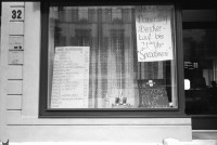 Image of sheet 19910550 photo 14: alter Brunnen Altstadt Bern. Leute sitzen in Biergarten. Italienische Pizzeria. Frau wird von Hund gezogen. Junger Punk sitzt auf Spielzeug. Mädchen vor Wandmalerei Graffiti Olivia. Kleiner portabler TV. Im Zug sitzt Franziska Oliver und Emanuel Tschumi. Olivia. Heussler 1991 Schweiz Bern