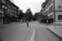 Image of sheet 19910550 photo 15: alter Brunnen Altstadt Bern. Leute sitzen in Biergarten. Italienische Pizzeria. Frau wird von Hund gezogen. Junger Punk sitzt auf Spielzeug. Mädchen vor Wandmalerei Graffiti Olivia. Kleiner portabler TV. Im Zug sitzt Franziska Oliver und Emanuel Tschumi. Olivia. Heussler 1991 Schweiz Bern