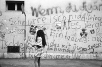 Image of sheet 19910550 photo 20: alter Brunnen Altstadt Bern. Leute sitzen in Biergarten. Italienische Pizzeria. Frau wird von Hund gezogen. Junger Punk sitzt auf Spielzeug. Mädchen vor Wandmalerei Graffiti Olivia. Kleiner portabler TV. Im Zug sitzt Franziska Oliver und Emanuel Tschumi. Olivia. Heussler 1991 Schweiz Bern