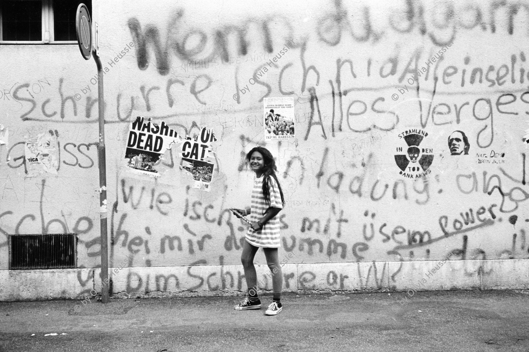 Image of sheet 19910550 photo 21: © 1991, Olivia Heussler / www.clic.li
Mädchen vor einem Wandbild Graffiti in Bern. Suisse Switzerland Schweiz 01.08.1991  mit Spray des Schweizers Jürg Weis (gest.)  Wand Mauer Girl  √
mural