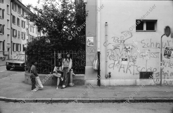 Image of sheet 19910550 photo 27: alter Brunnen Altstadt Bern. Leute sitzen in Biergarten. Italienische Pizzeria. Frau wird von Hund gezogen. Junger Punk sitzt auf Spielzeug. Mädchen vor Wandmalerei Graffiti Olivia. Kleiner portabler TV. Im Zug sitzt Franziska Oliver und Emanuel Tschumi. Olivia. Heussler 1991 Schweiz Bern