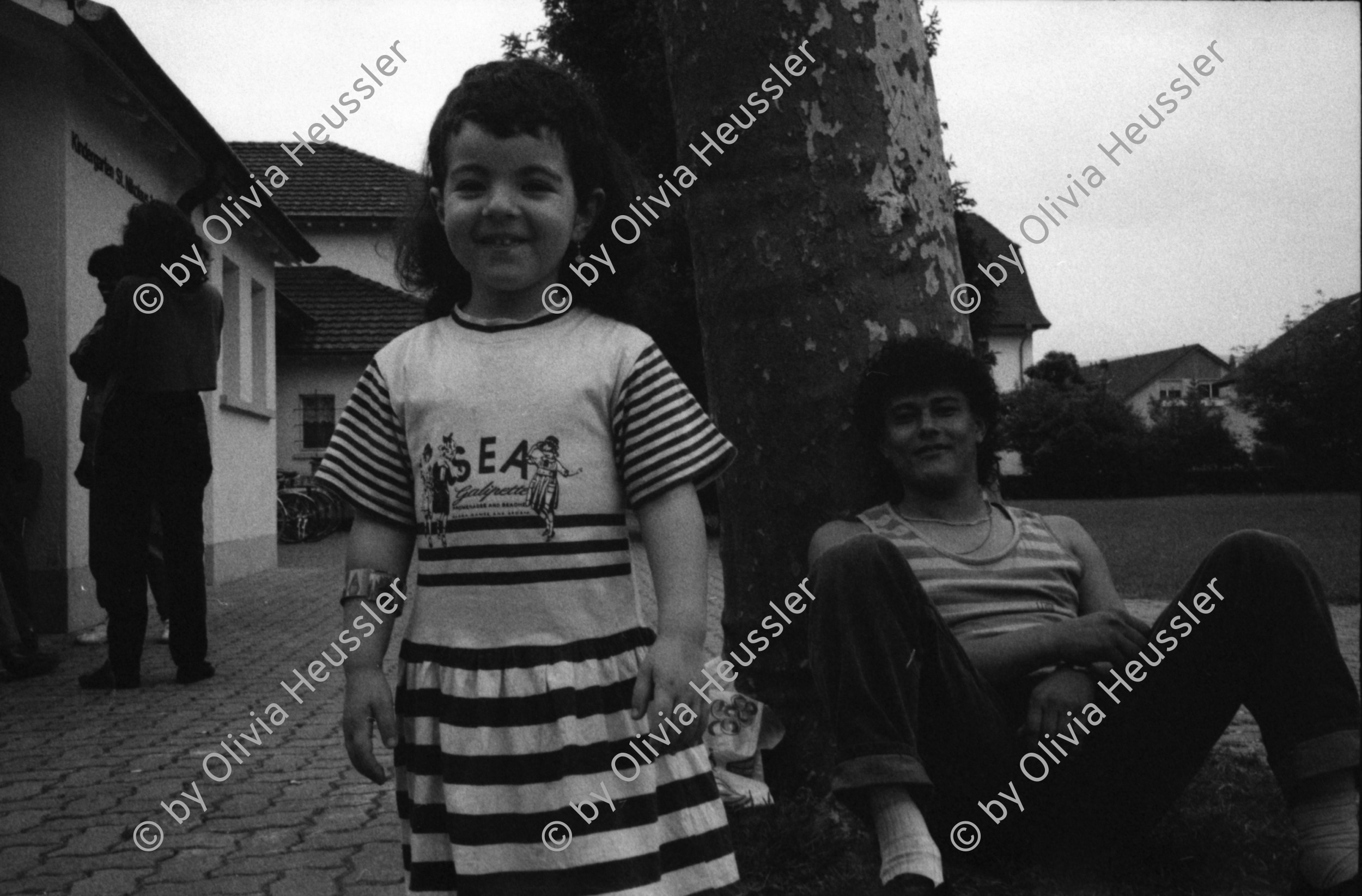Image of sheet 19910560 photo 27: Konzert mit Keep the Dog Fred Frith in Mühle Hunziken. Cora Pauli (GAF) Vernissage Pietro Mattioli bei Michael von Oursow.Türkei Kurdistan Ausstellung Olivia in Kirchgemeindehaus Reinach. Gemeindepräsident. Volk Bürger mit Asylanten. Mädchen türk. Carola Fischer in Hängematte in Gordevio. Alte im Erismannhof. Blas Konzert für Geburtstag im Erismannhof 10 Zürich Schweiz Switzerland concert music 1991