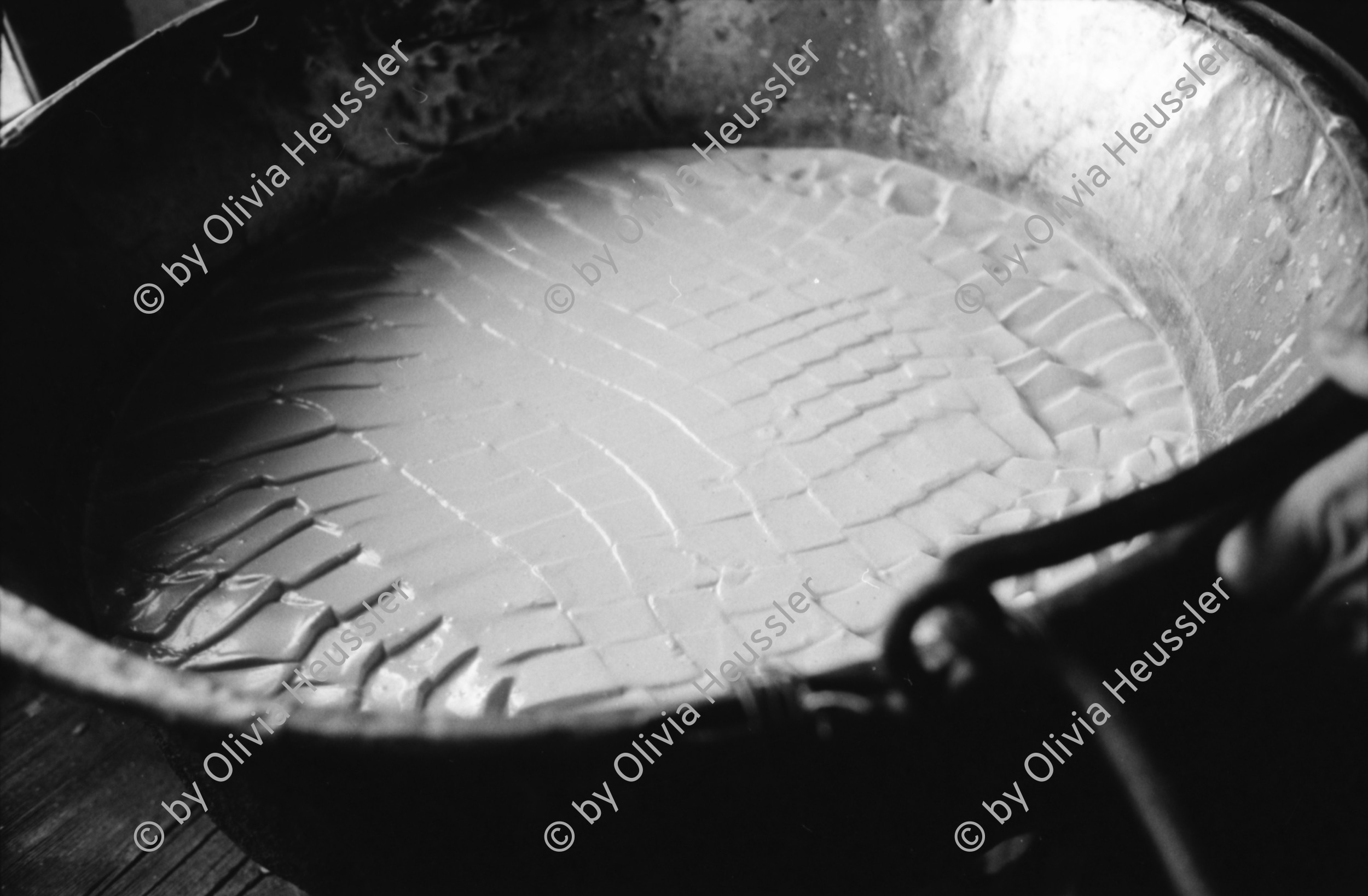 Image of sheet 19910590 photo 28: Jürg Bernhard beim Käsen auf der Alp Grava. Käseherstellung im Chessi Kessel über dem Feuer 1991 alp farming bio Switzerland alps mountain farm cheese Europe Schweiz Svizzera fyer place swiss traditional farming biological