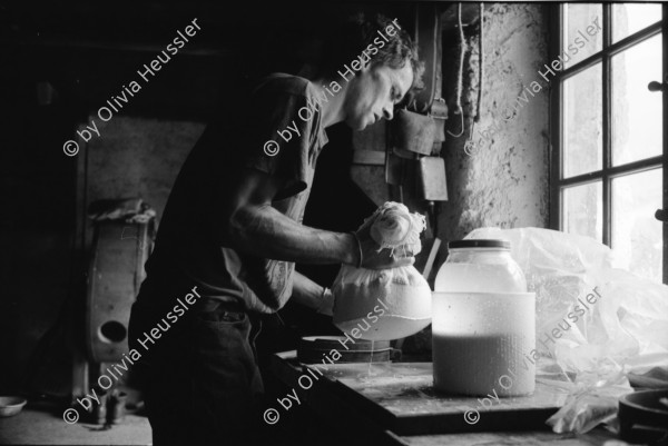 Image of sheet 19910600 photo 20: frtsg. 910610 Jürg Bernhard beim Käsen. Alp Grava Surselva Graubünden. Wäsche im Eimer vor der Hütte. Negro der Hirtenhund Jürg Bernhard nimmt ein kühles Bad im Brunnen. Feldstecher Spiegel steht auf dem Tisch. Miklos Magosch  (31.10.1946 - 25.5.2012) liegt unter Sonnenschirm vor der Hütte. 1991 swiss alps schweiz Switzerland milk cheese production