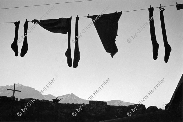 Image of sheet 19910610 photo 29: alp farming bio Switzerland alps mountain farm Europe Schweiz Svizzera place swiss traditional farming kleider wäsche leine clothes clothesline
Shadows and other Natures
Geschenk an Fatima Heussler in Heussler Rahmen 30 x 40