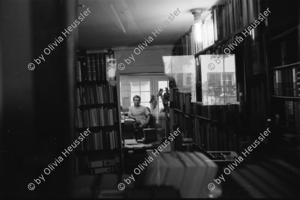 Image of sheet 19910680 photo 14: Portrait Pinkus Buchladen 20 Jahre Selbstverwaltung vor dem Laden an der Froschaugasse. Einkaufstüte Pinkus. Pierre ab 32 
Herbert an der Bändlistrasse 31 Auslieferung. Er sitzt auf dem Regal und liest ein Buch. Bücher in Armen.
Zürich 1991