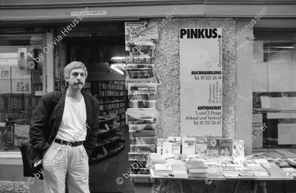 Image of sheet 19910680 photo 2: Portrait Pinkus Buchladen 20 Jahre Selbstverwaltung vor dem Laden an der Froschaugasse. Einkaufstüte Pinkus. Pierre ab 32 
Herbert an der Bändlistrasse 31 Auslieferung. Er sitzt auf dem Regal und liest ein Buch. Bücher in Armen.
Zürich 1991