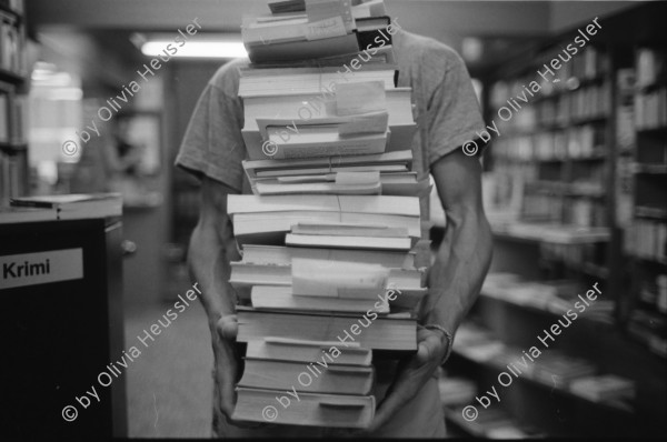 Image of sheet 19910680 photo 24: Portrait Pinkus Buchladen 20 Jahre Selbstverwaltung vor dem Laden an der Froschaugasse. Einkaufstüte Pinkus. Pierre ab 32 
Herbert an der Bändlistrasse 31 Auslieferung. Er sitzt auf dem Regal und liest ein Buch. Bücher in Armen.
Zürich 1991