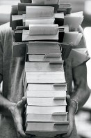 Image of sheet 19910680 photo 25: Portrait Pinkus Buchladen 20 Jahre Selbstverwaltung Froschaugasse. Auslieferung. Bücher auf den Armen.
Zürich 1991 √