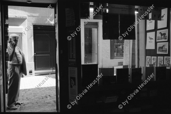 Image of sheet 19910680 photo 28: Portrait Pinkus Buchladen 20 Jahre Selbstverwaltung vor dem Laden an der Froschaugasse. Einkaufstüte Pinkus. Pierre ab 32 
Herbert an der Bändlistrasse 31 Auslieferung. Er sitzt auf dem Regal und liest ein Buch. Bücher in Armen.
Zürich 1991