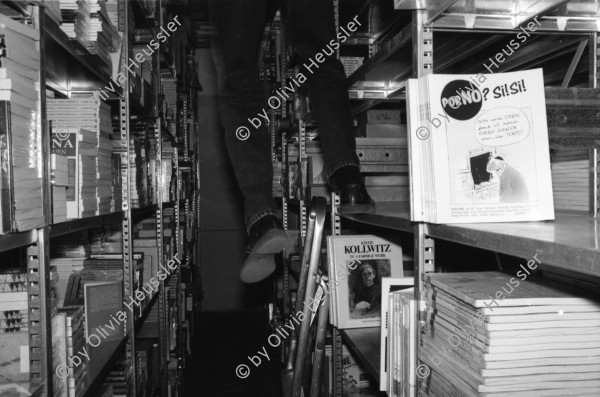 Image of sheet 19910680 photo 33: Portrait Pinkus Buchladen 20 Jahre Selbstverwaltung vor dem Laden an der Froschaugasse. Einkaufstüte Pinkus. Pierre ab 32 
Herbert an der Bändlistrasse 31 Auslieferung. Er sitzt auf dem Regal und liest ein Buch. Bücher in Armen.
Zürich 1991