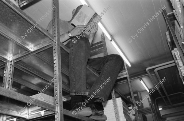 Image of sheet 19910680 photo 36: Portrait Pinkus Buchladen 20 Jahre Selbstverwaltung vor dem Laden an der Froschaugasse. Einkaufstüte Pinkus. Pierre ab 32 
Herbert an der Bändlistrasse 31 Auslieferung. Er sitzt auf dem Regal und liest ein Buch. Bücher in Armen.
Zürich 1991