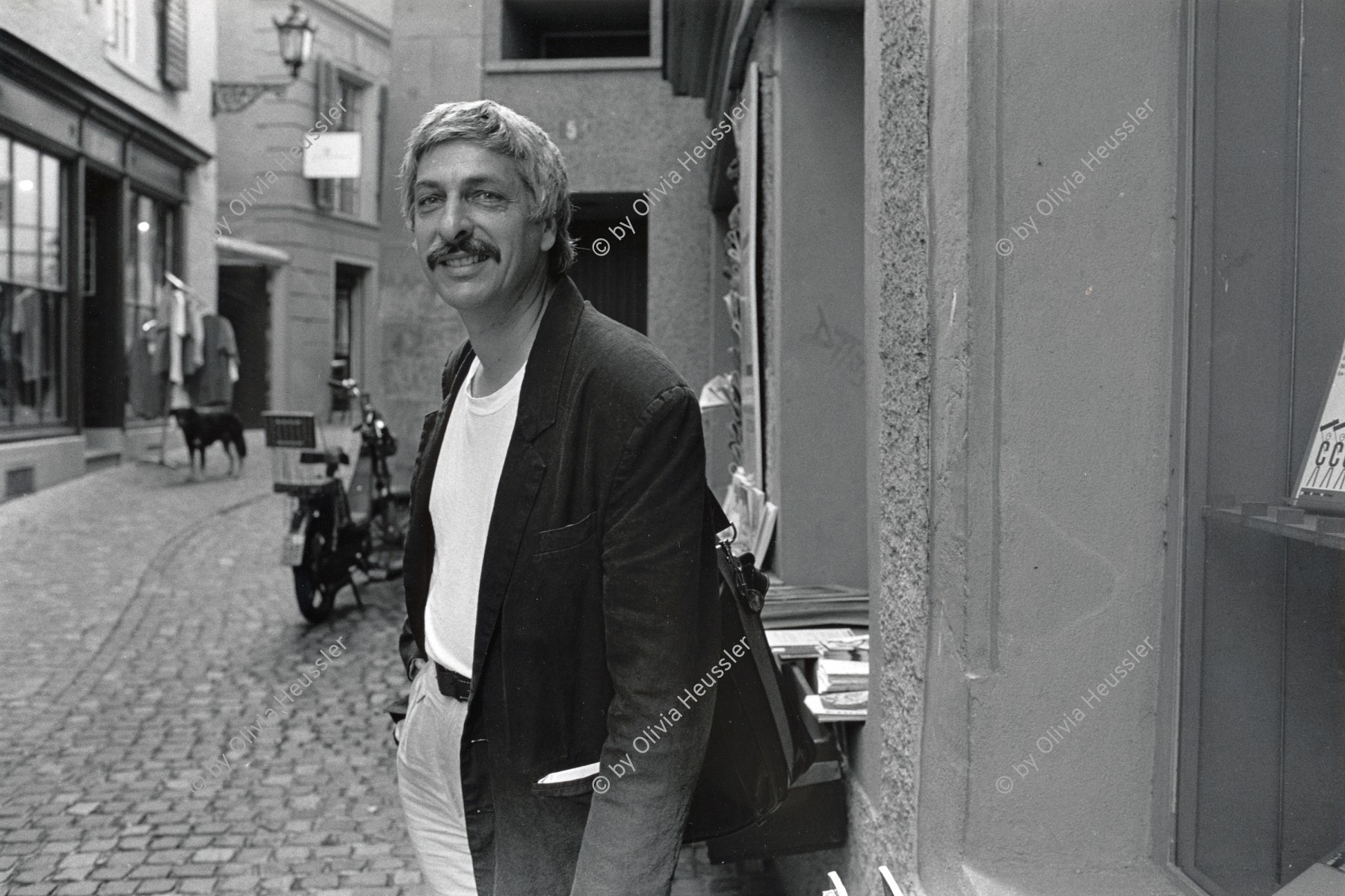 Image of sheet 19910680 photo 6: Portrait Pinkus Buchladen 20 Jahre Selbstverwaltung vor dem Laden an der Froschaugasse.  Pierre 
Zürich 1991 √