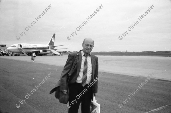 Image of sheet 19910710 photo 1: Vital Hauser lädt ein zur Hirschjagd in Gaick Lodge bei Kingussie. Wir kommen in Inverness an. Flughafen. Die Jagd Touristen vorallem aus den USA warten mit den Waffenscheinen auf ihr Gewehr. Lachs wird angeboten. Portrait Vital. Lange Koffer
sind für Gewehre.Nr. 28 Phillipe Vital mit Stumpen , Schiessübungen. Scotland Schottland Kingussie 1991

Scotland (Scottish Gaelic: Alba ([ˈal̪ˠapə ] About this sound listen (help·info)) is a country that is part of the United Kingdom. Occupying the northern third of the island of Great Britain, it shares a border with England to the south and is bounded by the North Sea to the east, the Atlantic Ocean to the north and west, and the North Channel and Irish Sea to the southwest. In addition to the mainland, Scotland is made up of more than 790 islands including the Northern Isles and the Hebrides. rifle arms fire airport luggage Europe ticket transport airport