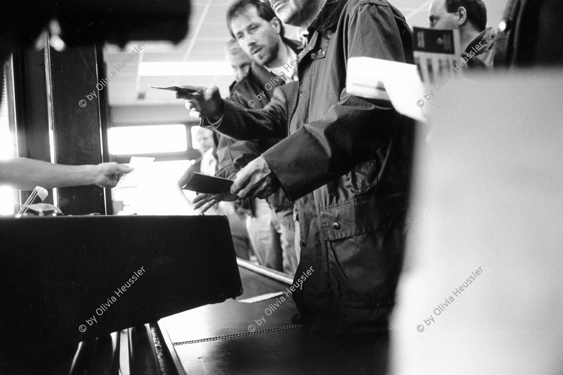 Image of sheet 19910710 photo 22: Inverness an. Flughafen. Die Jagd Touristen vorallem aus den USA warten mit den Waffenscheinen auf ihr Gewehr. Lange Koffer sind für Gewehre. Nr. 28   Scotland Schottland Kingussie 1991 √ Hunting The hunting tourists especially from the United States wait with firearms licenses to their guns

© 1991, OLIVIA HEUSSLER / www.clic.li