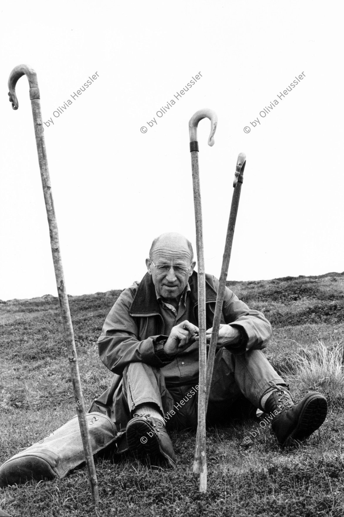 Image of sheet 19910730 photo 2: Vital Hauser mit Spazierstöcken auf der Hirschjagd in Schottland. 1991
Man an hunter with walking sticks on deer hunting in Scotland. Near Kingussie √ 


Kingussie (Listeni/kɪŋˈjuːsi/ king-EW-see; Scottish Gaelic: Ceann a' Ghiùthsaich pronounced [ˈkʲʰaun̴̪ ə ˈʝuːs̪ɪç] ) is a small town in the Highland region of Scotland. It is one settlement in the Highland Council ward of Badenoch and Strathspey, and is the capital of the district of Badenoch. It lies beside the A9 road, although the old route of the A9 serves as the town's main street. Kingussie is 42 miles (68 km) south of Inverness, 12 miles (19 km) south of Aviemore, and 3 miles (4.8 km) north of Newtonmore, which is its greatest rival in the game of shinty.