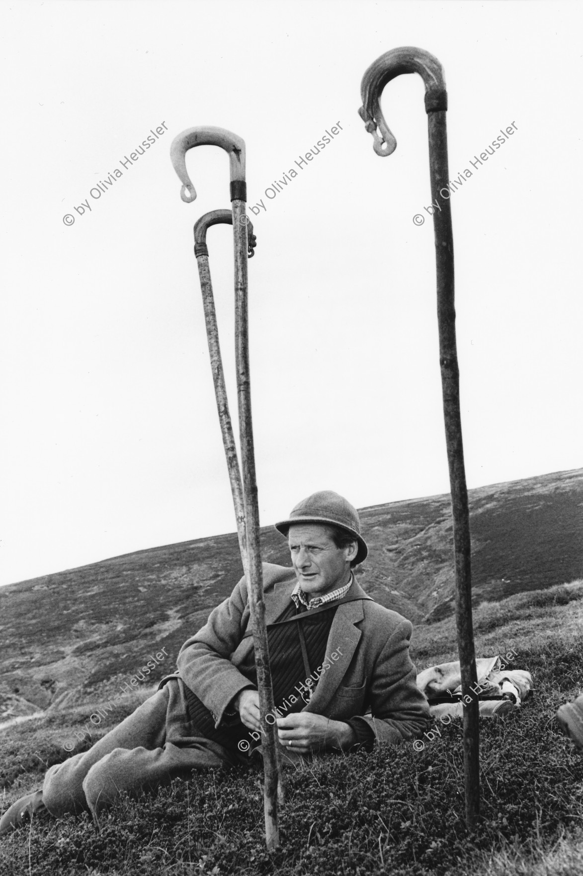 Image of sheet 19910730 photo 5: Jäger mit typischen Wander- und Jagdstöcken. Hirschjagd in Schottland 1991 Grossbritanien √  deer hunting scotland hunter traditional man men walking sticks highland hunter