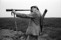 Image of sheet 19910740 photo 24: frtsg. 910730 Der Jäger Andy Smith unter einem dreier Geweih !Vital mit Georg Christie. Andy wartet mit dem Pony. Andy mit dem Fernrohr. Portrait. Pony.
Deer hunting in Scotland
