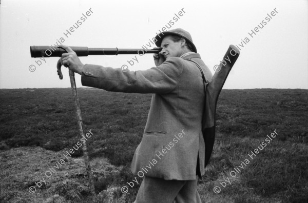 Image of sheet 19910740 photo 24: frtsg. 910730 Der Jäger Andy Smith unter einem dreier Geweih !Vital mit Georg Christie. Andy wartet mit dem Pony. Andy mit dem Fernrohr. Portrait. Pony.
Deer hunting in Scotland