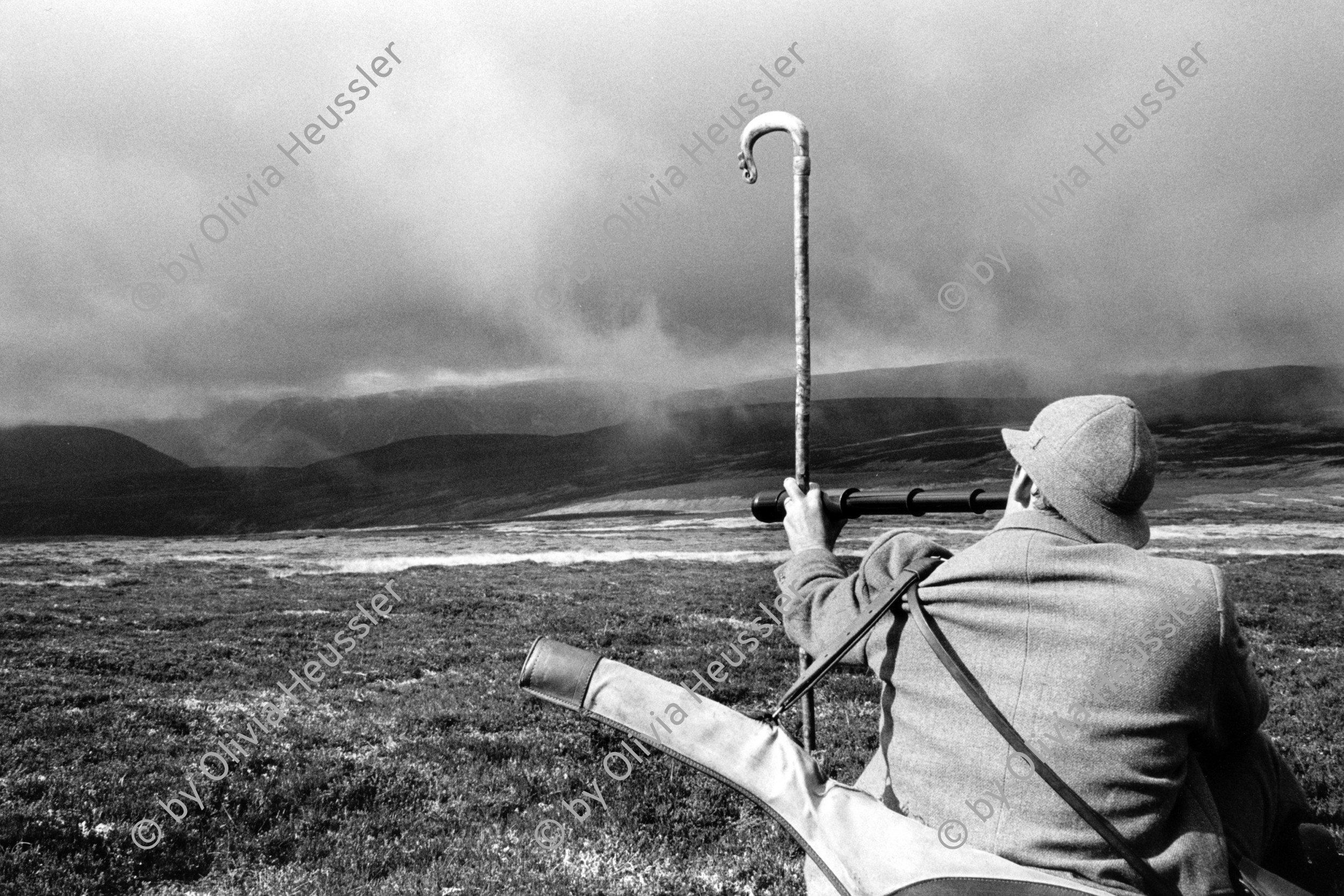 Image of sheet 19910740 photo 35: A hunter looking through a telescope for a stag.
Deer hunting in Scotland 1991
Ein Jäger schaut durch das Fernrohr. Hirschjagd in Schottland. 
Great britain, Grossbritannien  √